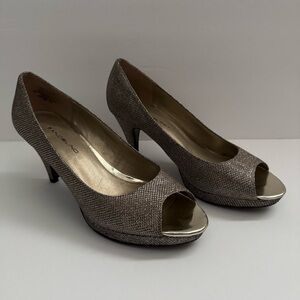Bandolino Women's Gold/Silver Peep Toe 3" Heels, size 6.5
